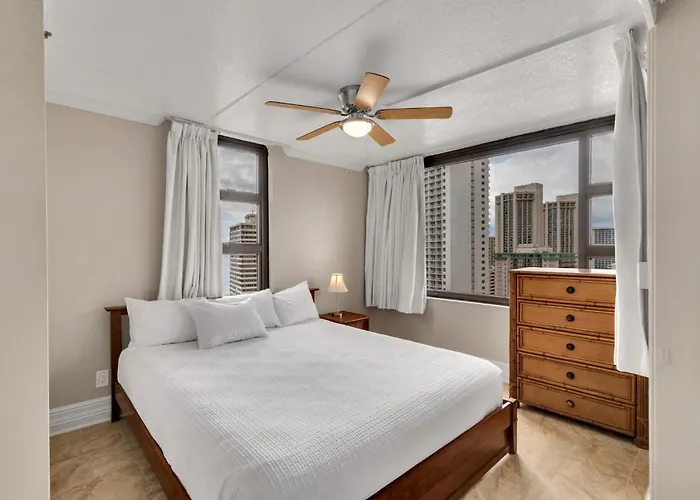 Oceanview Upper Floor Waikiki Condo With King Bed & Free Parking