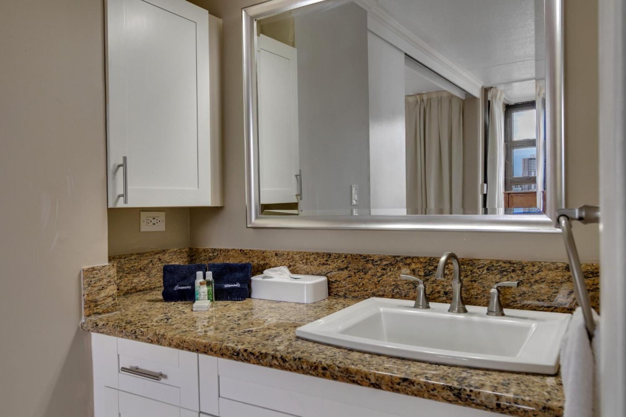 Oceanview Upper Floor Waikiki With King Bed & Free Parking Apartment *