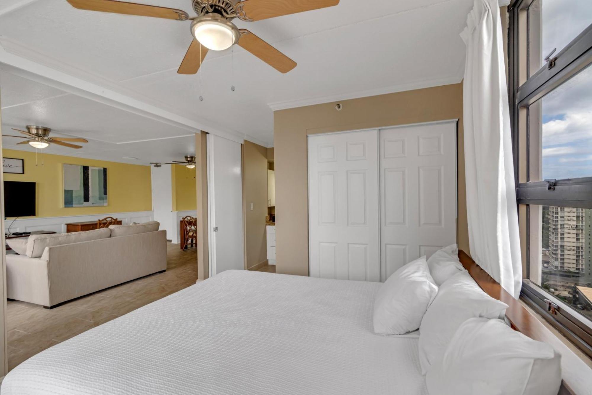 Oceanview Upper Floor Waikiki With King Bed & Free Parking Honolulu