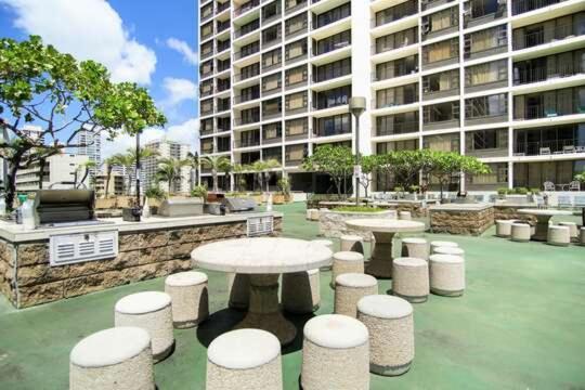 Oceanview Upper Floor Waikiki With King Bed & Free Parking Apartment