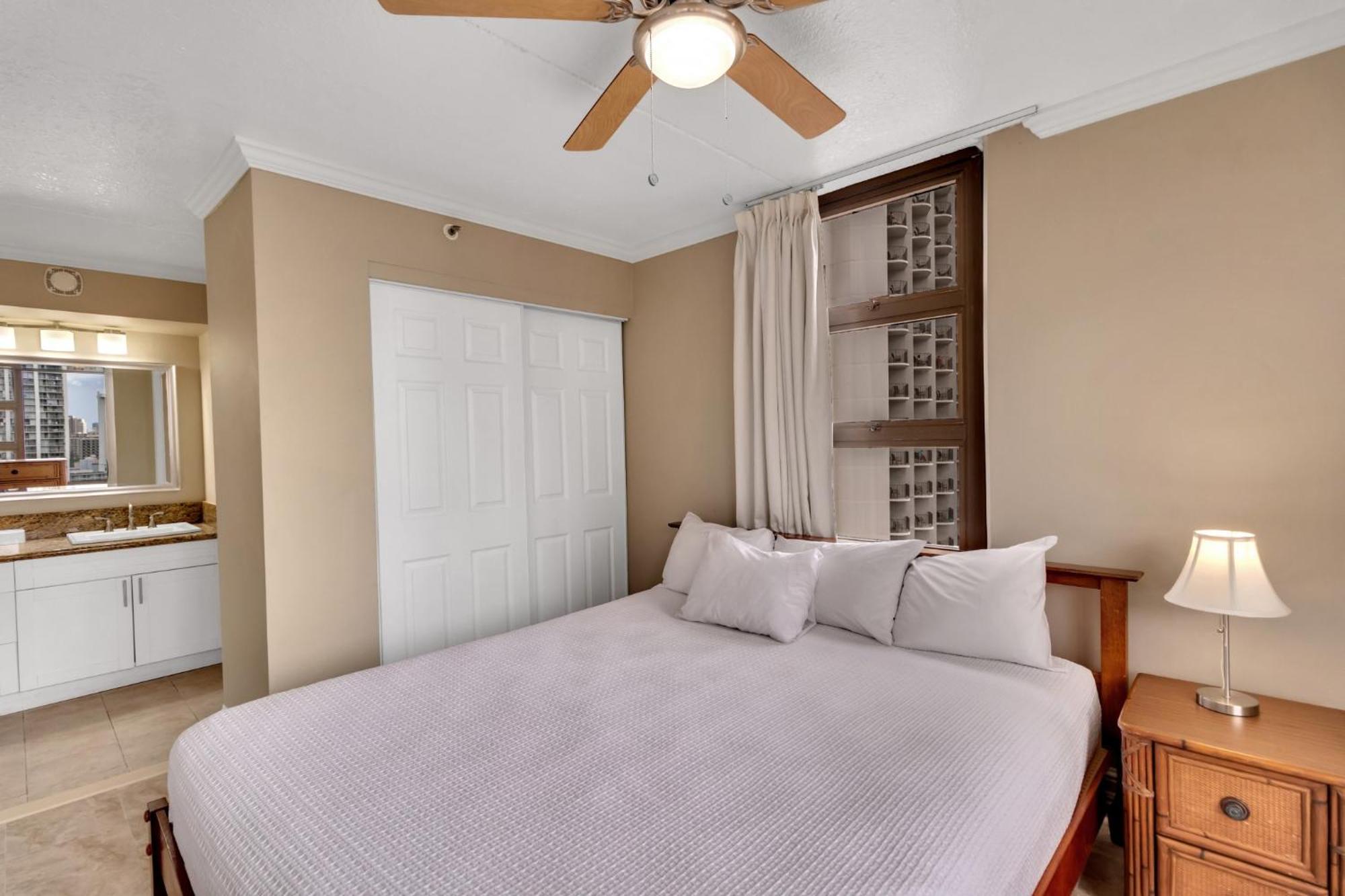 Oceanview Upper Floor Waikiki With King Bed & Free Parking