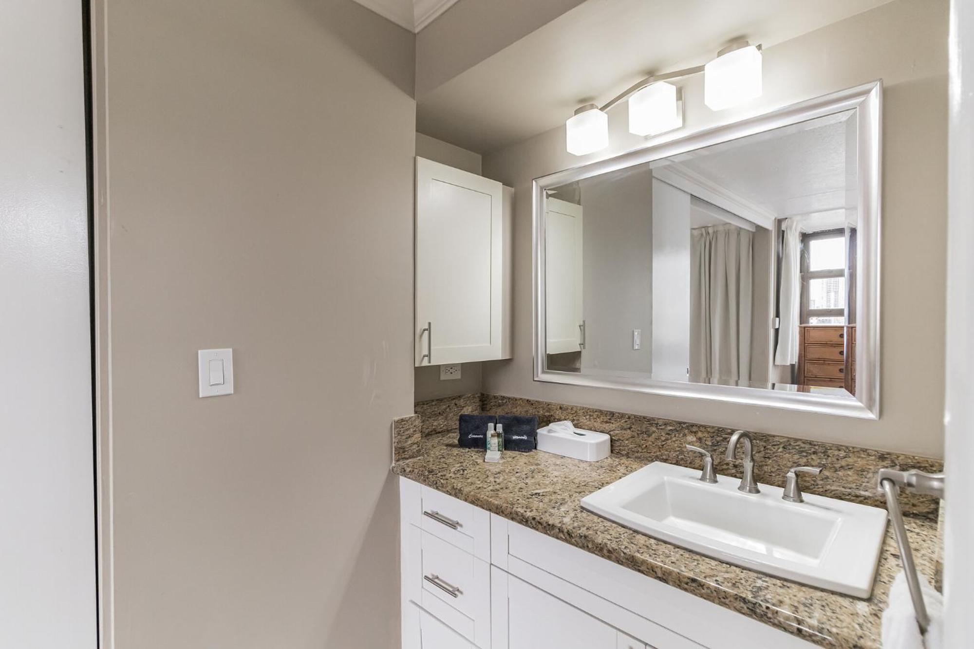 Oceanview Upper Floor Waikiki With King Bed & Free Parking Apartment Honolulu