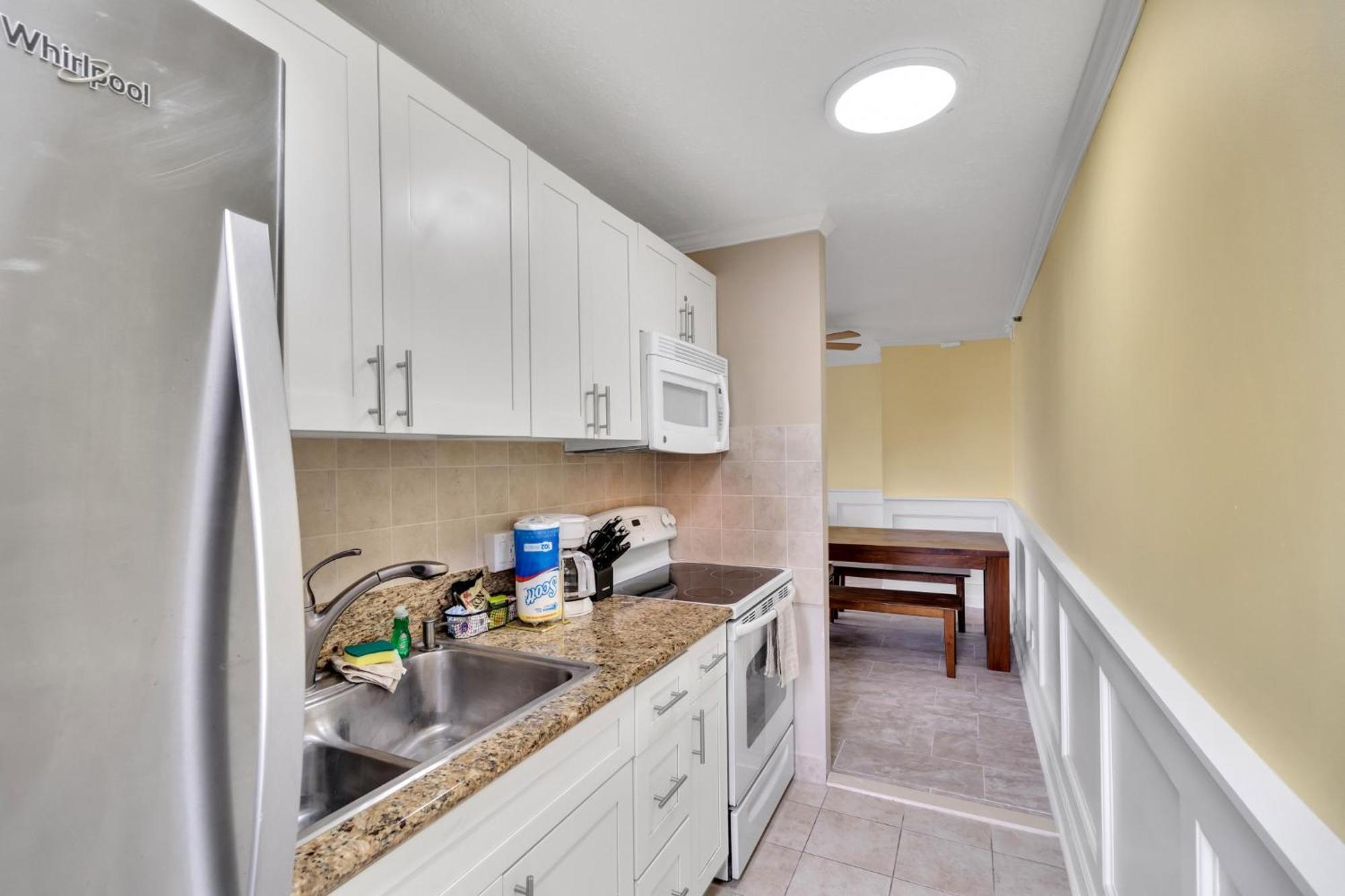 Oceanview Upper Floor Waikiki With King Bed & Free Parking *