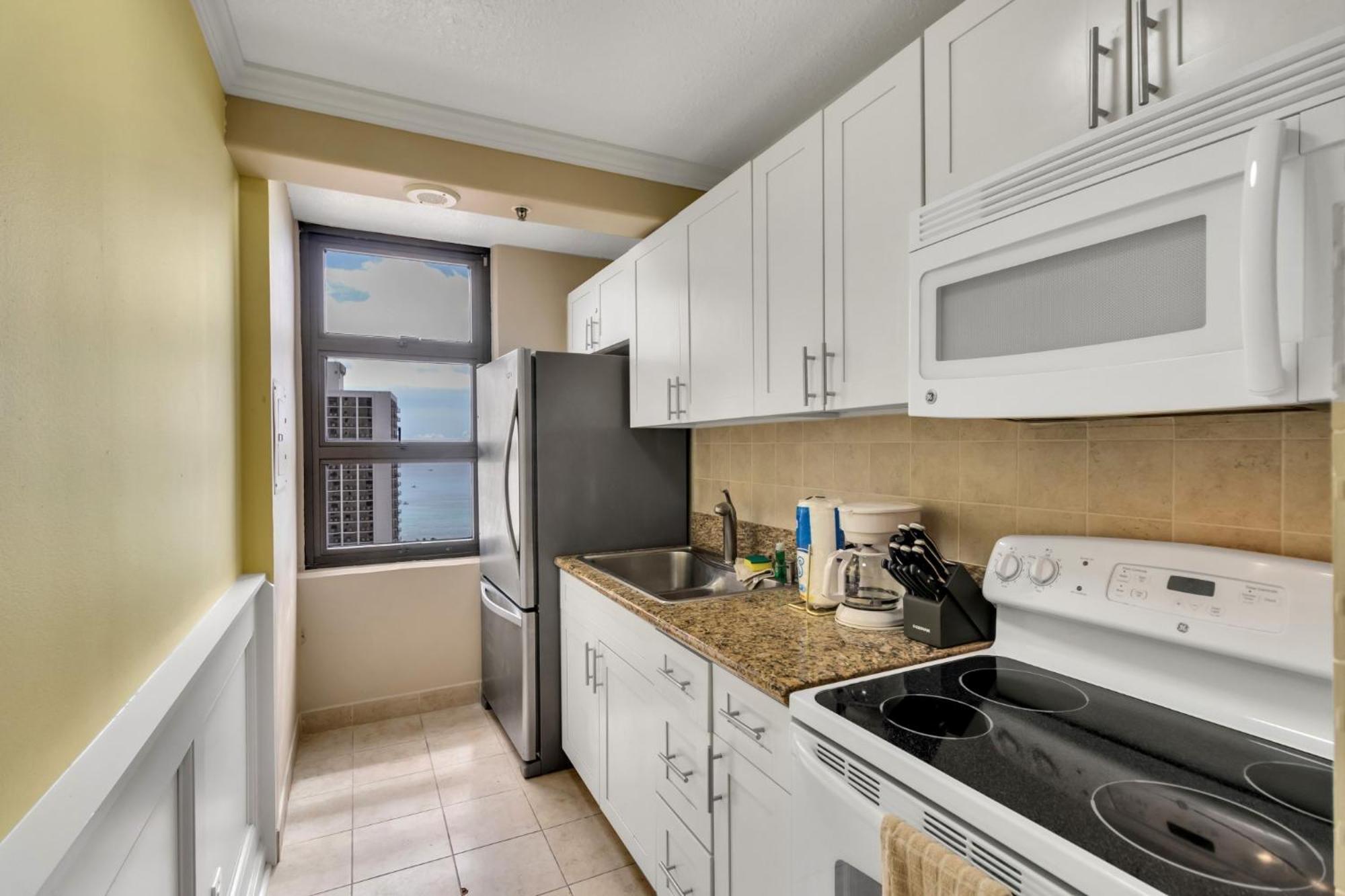 Oceanview Upper Floor Waikiki With King Bed & Free Parking