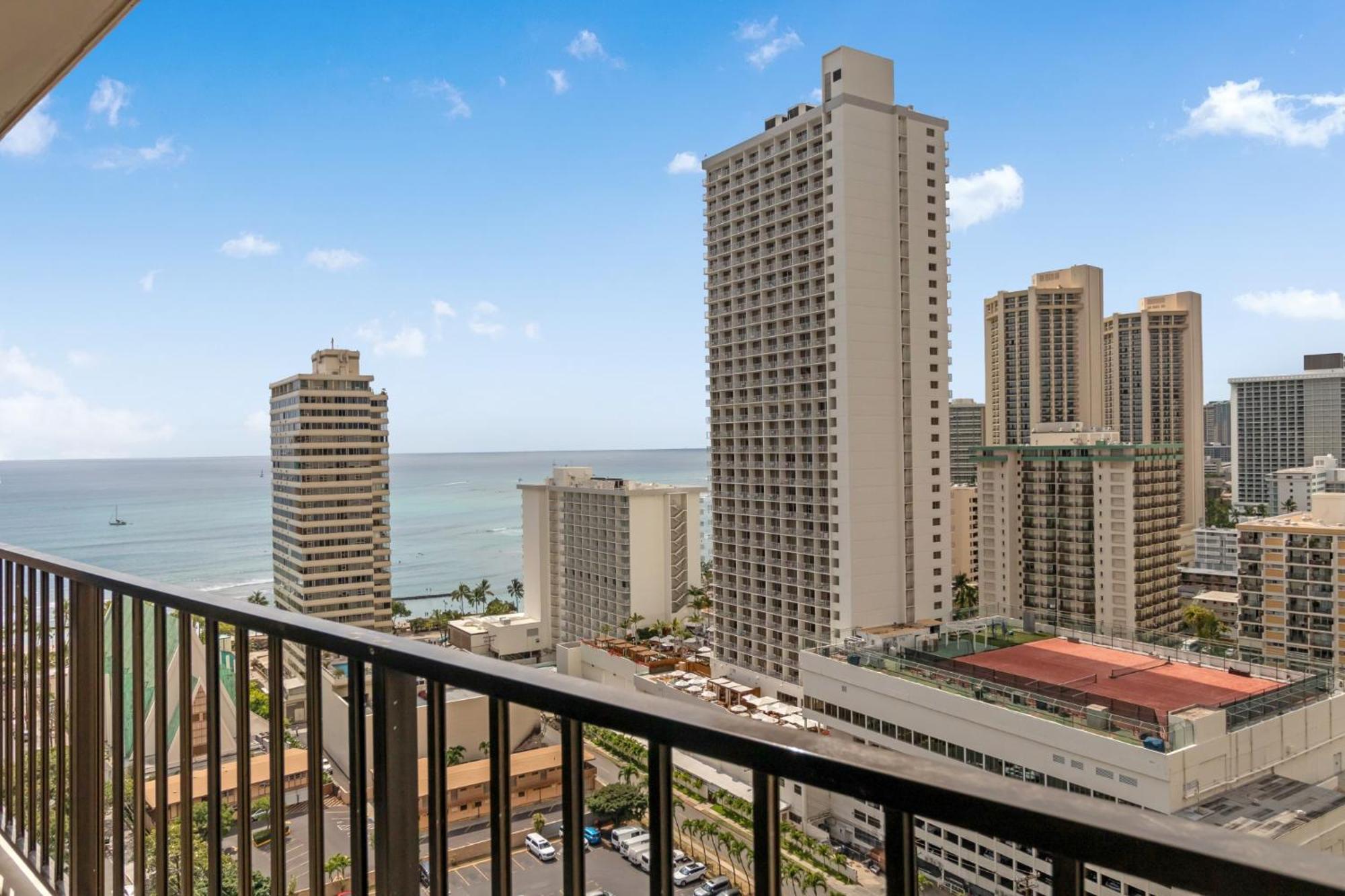 Oceanview Upper Floor Waikiki With King Bed & Free Parking Apartment