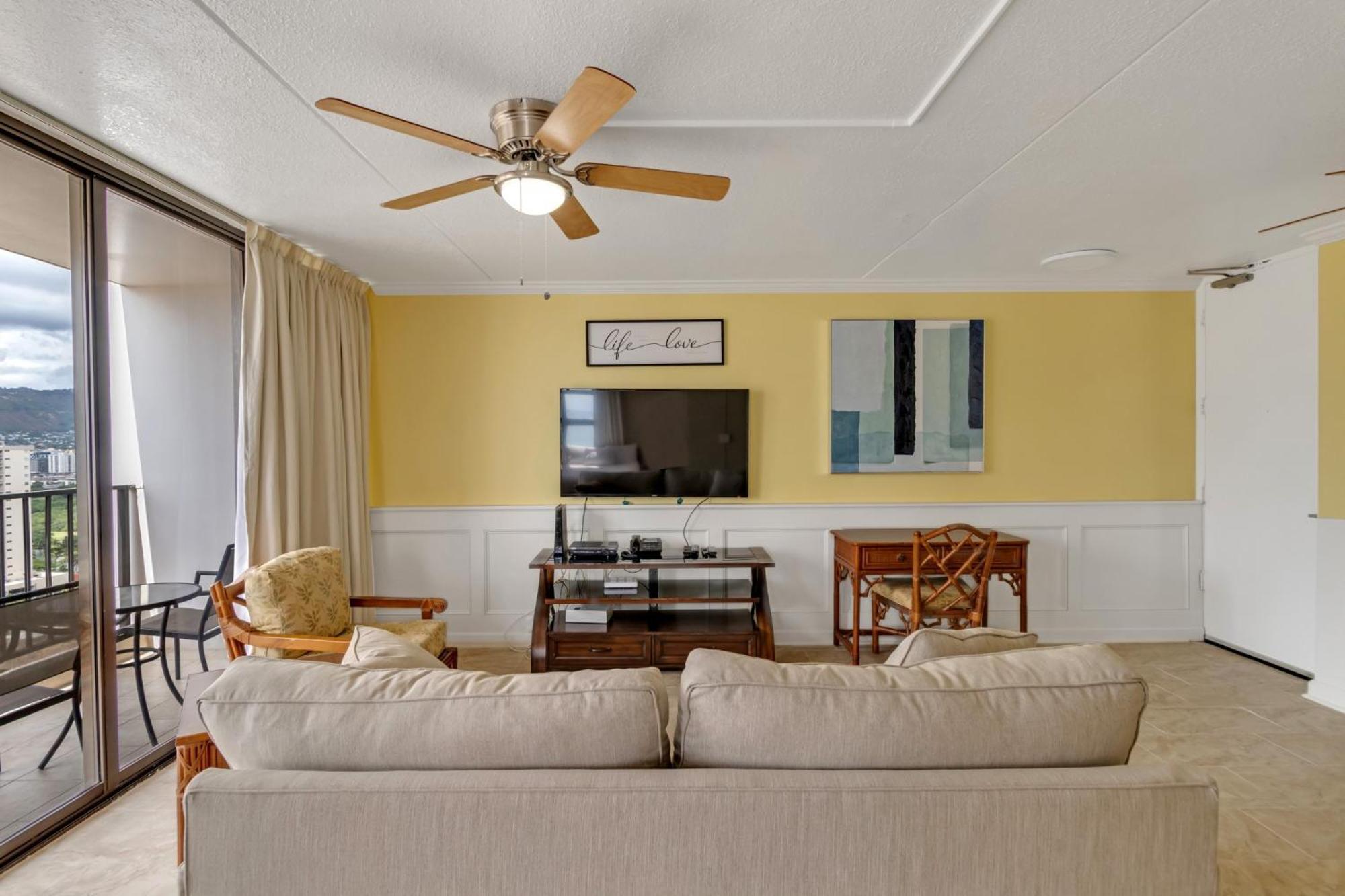 Oceanview Upper Floor Waikiki With King Bed & Free Parking Apartment *