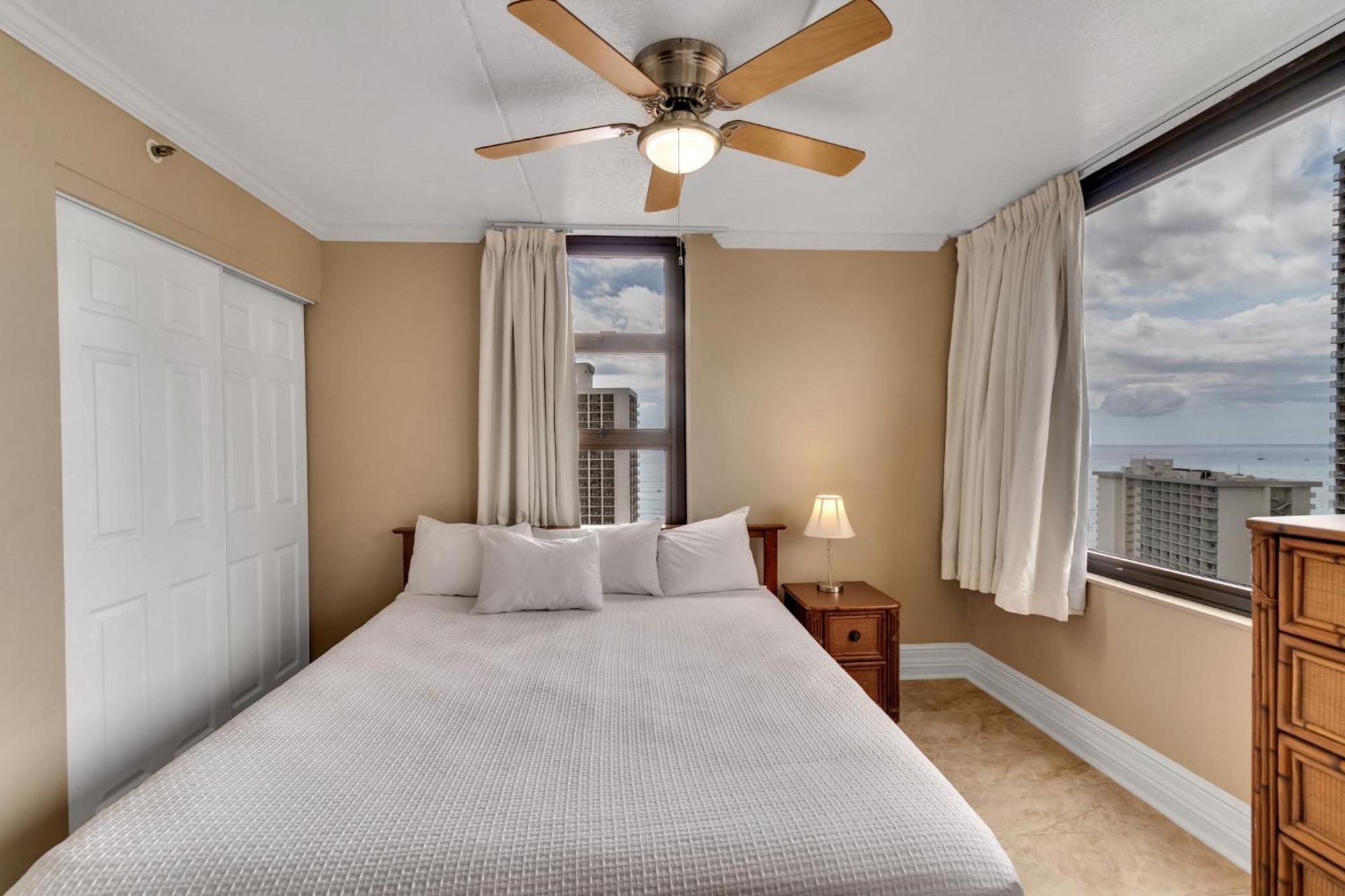 Oceanview Upper Floor Waikiki With King Bed & Free Parking